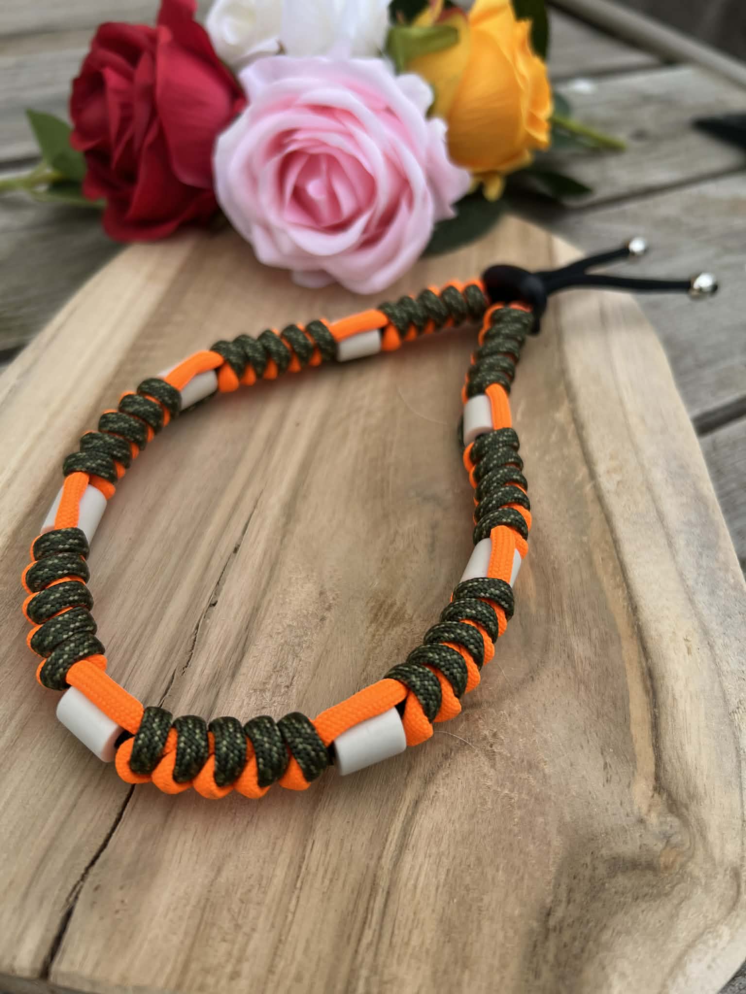 Collier anti-tiques en paracorde tressée motif camouflage et orange fluo avec perles de céramique EM