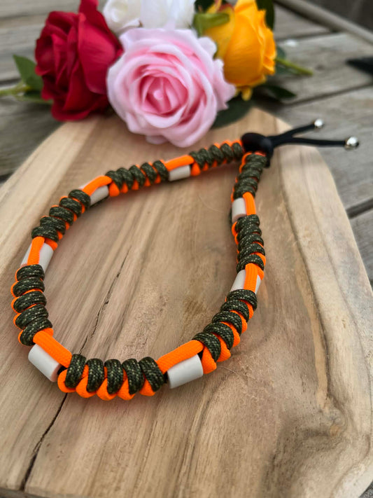 Collier anti-tiques en paracorde tressée motif camouflage et orange fluo avec perles de céramique EM