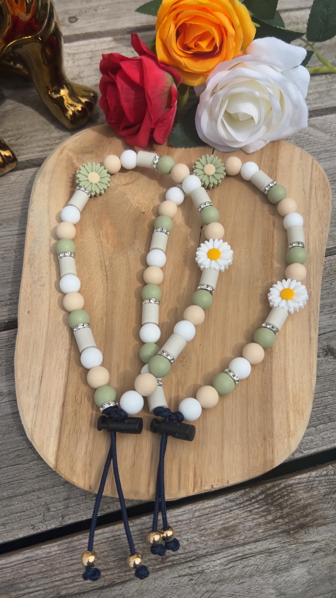 Collier anti-tique naturel en céramique EM vert sauge et pastel avec perles fleurs marguerites