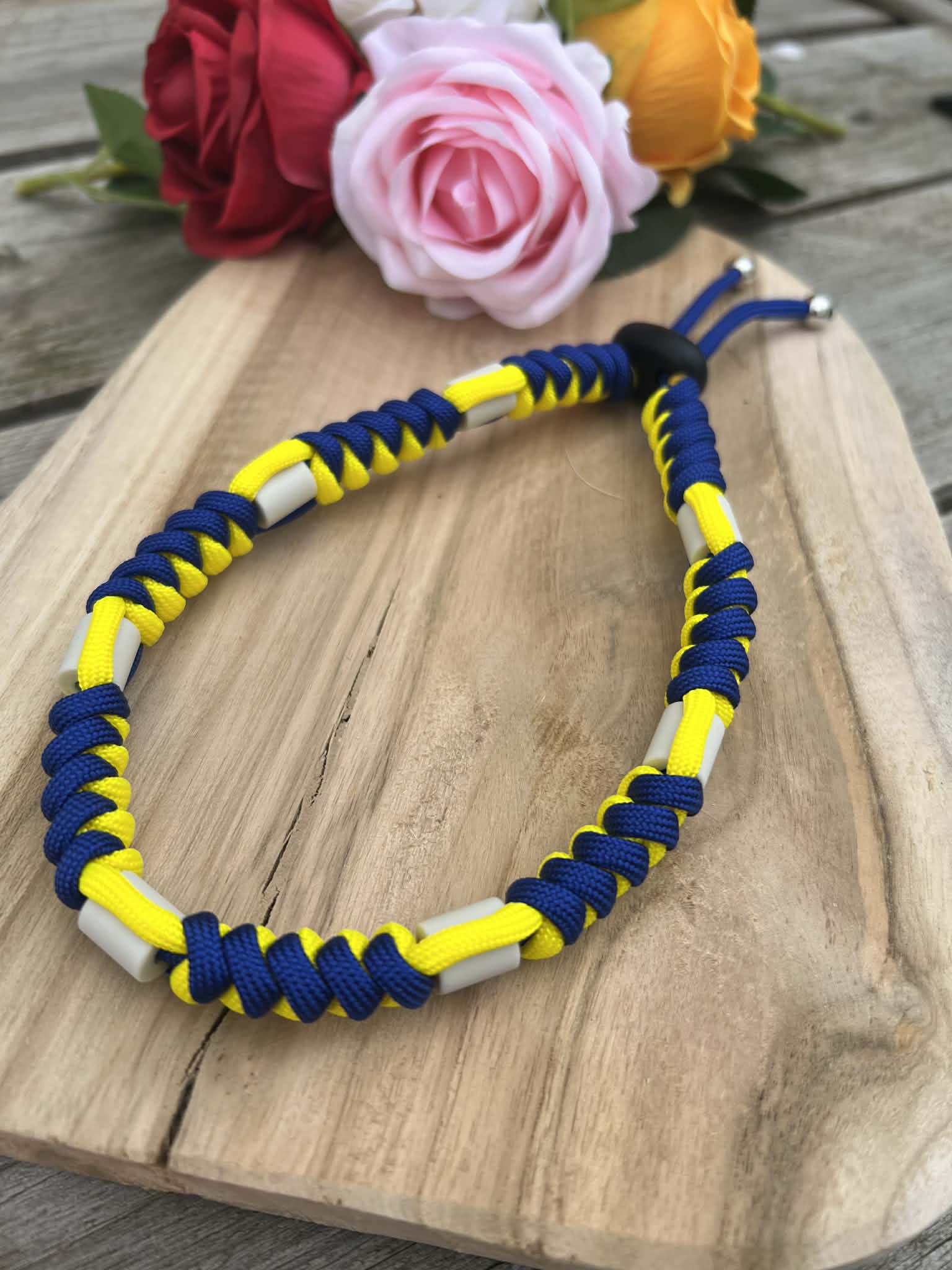 Collier anti-tiques artisanal pour chien en paracorde jaune et bleu marine avec perles de céramique EM