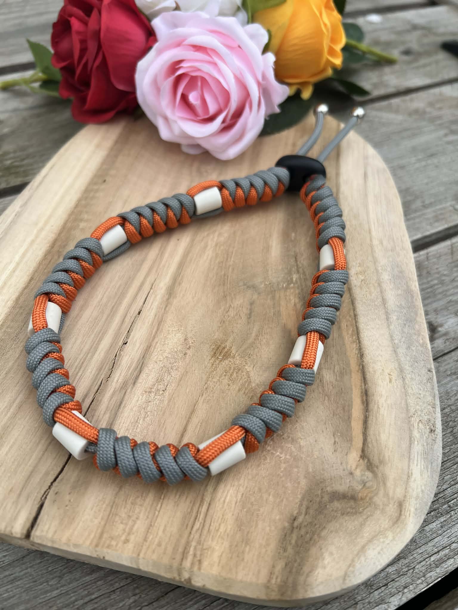 Collier anti-tique pour chien en paracorde tressée orange et gris avec perles céramique EM