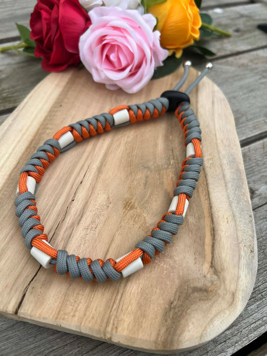 Collier anti-tique pour chien en paracorde tressée orange et gris avec perles céramique EM