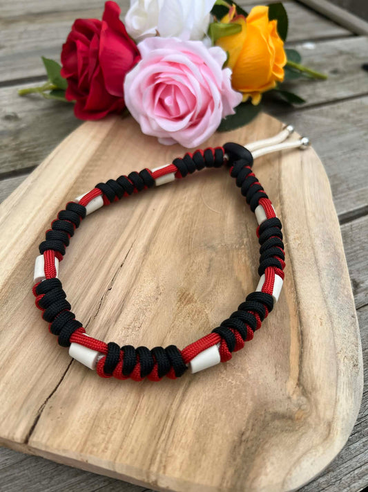 Collier anti-tiques artisanal en paracorde tressée rouge et noir avec perles de céramique EM
