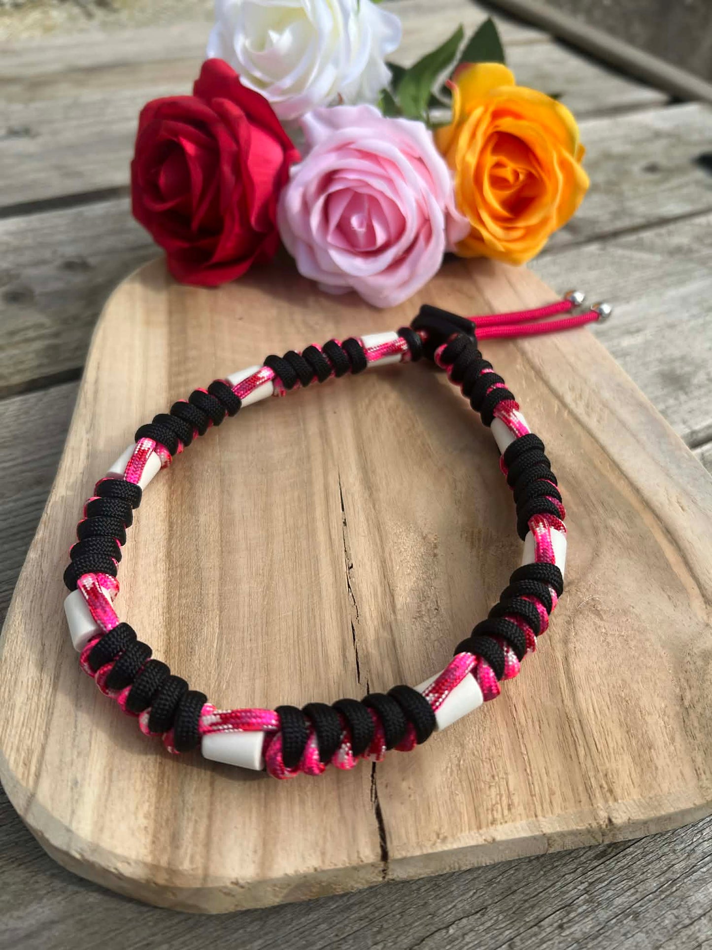 Collier anti-tiques artisanal pour chien en paracorde rose et noir avec perles de céramique EM