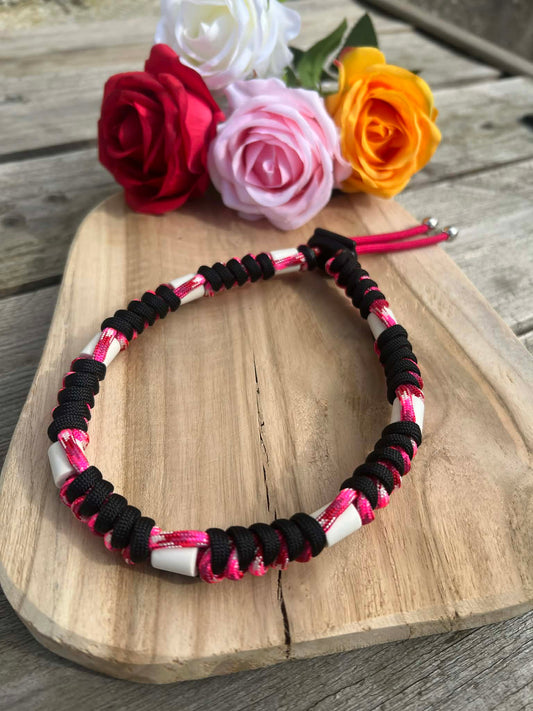Collier anti-tiques artisanal pour chien en paracorde rose et noir avec perles de céramique EM