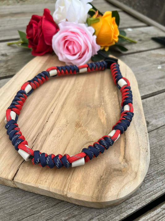 Collier anti-tiques réfléchissant en paracorde bleu marine et rouge avec perles céramique EM