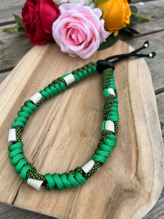 Collier anti-tiques en paracorde vert eavec motif torsadé noir et perles de céramique EM