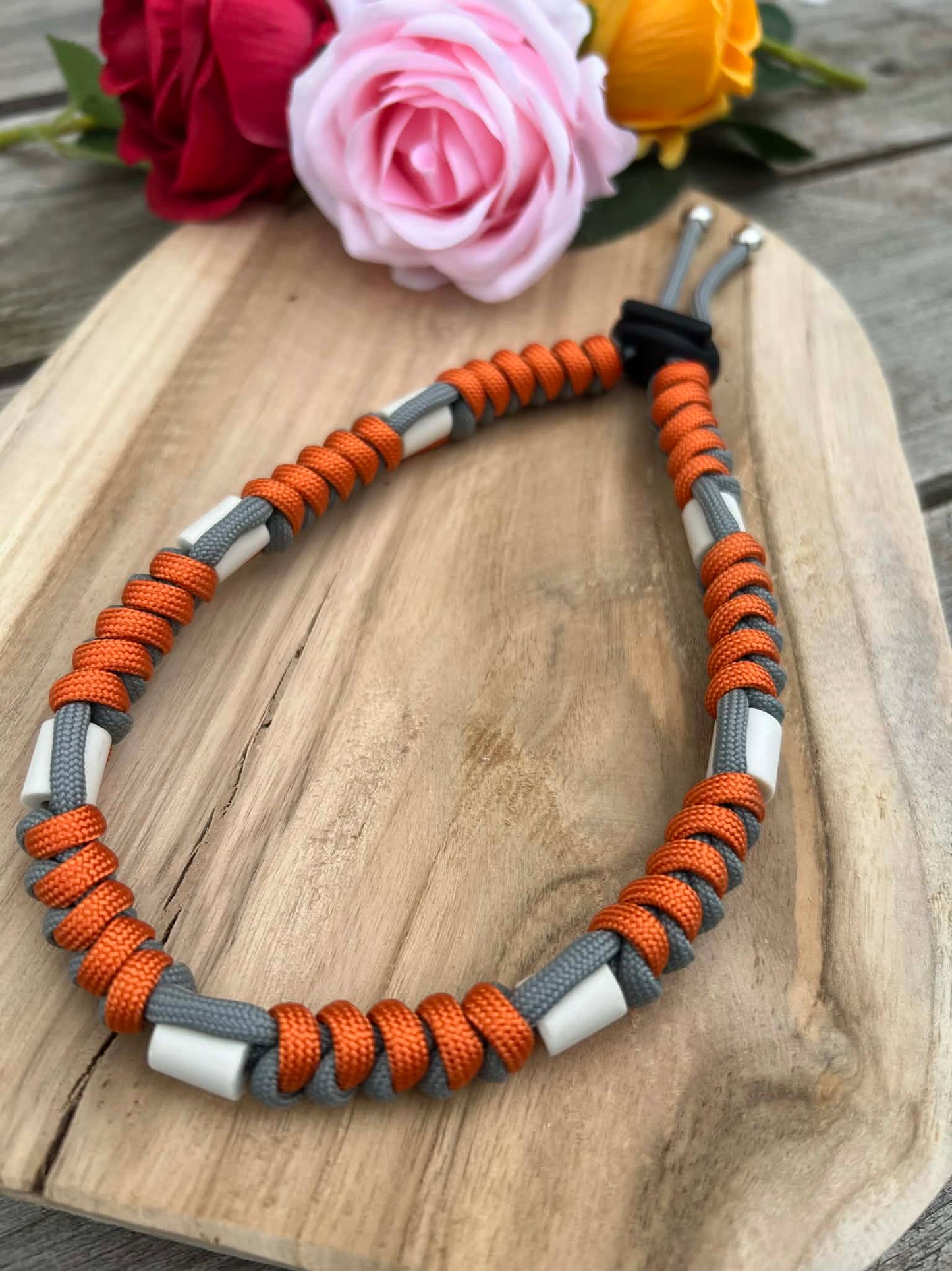 Collier naturel répulsif tiques et puces artisanal coloris gris et orange