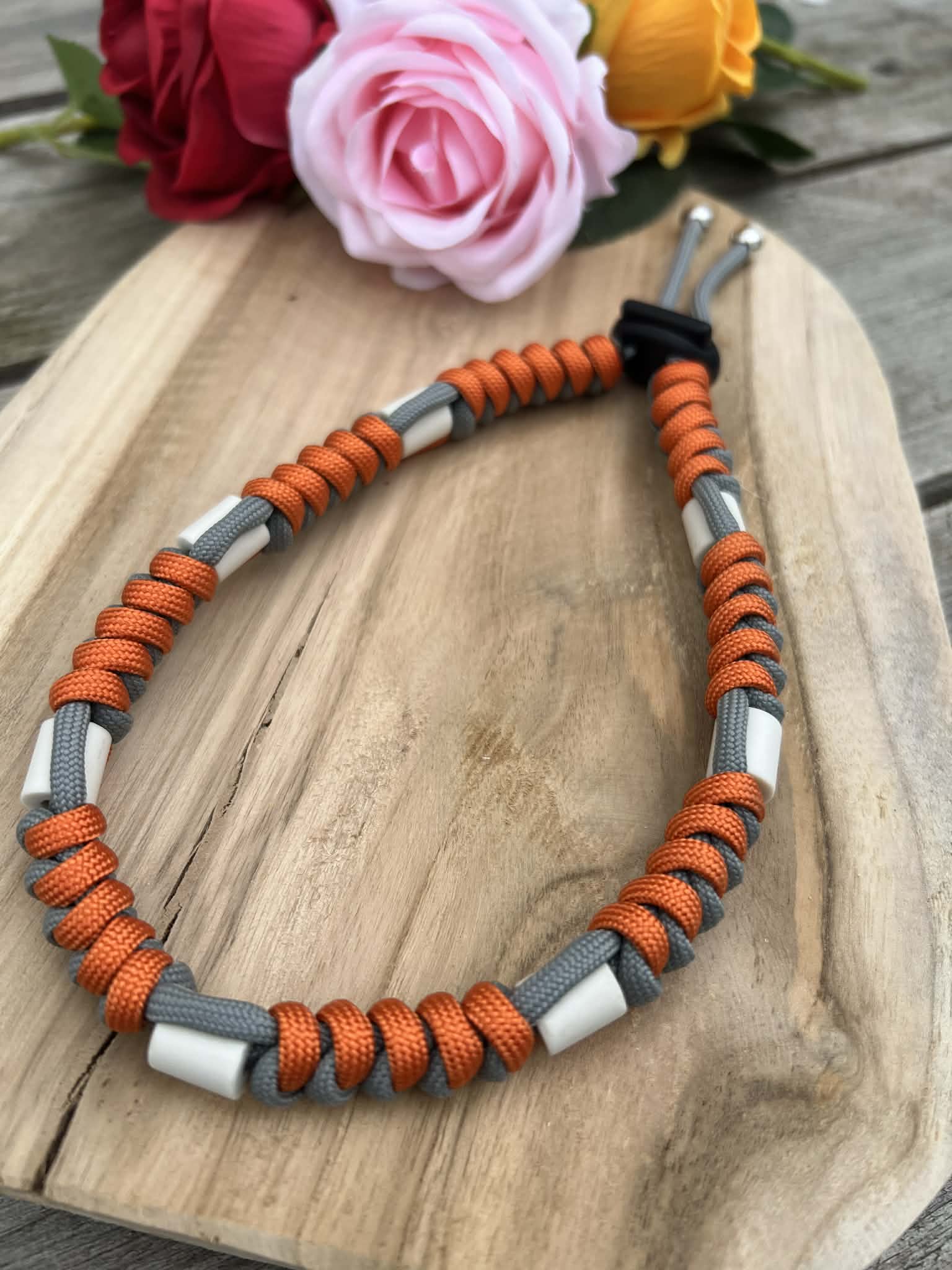 Collier naturel répulsif tiques et puces artisanal coloris gris et orange