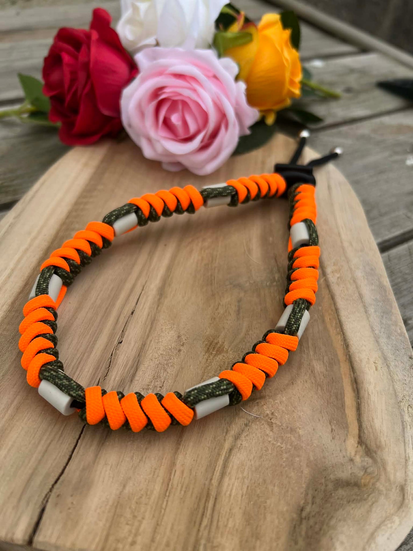 Collier naturel répulsif contre les tiques et puces, style baroudeur camo et orange