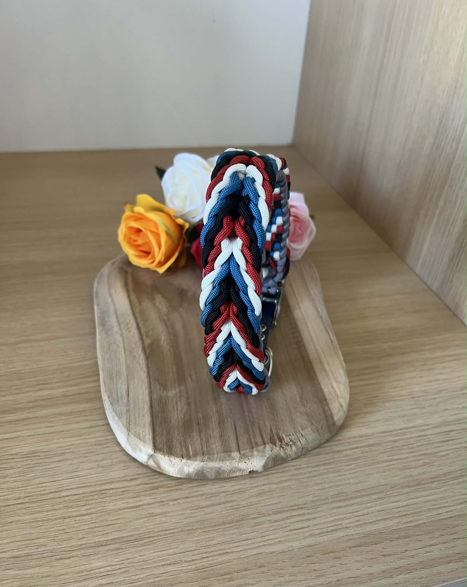 Coller de noeuds avec deux couleurs de rose en paracorde avec Coller de noeuds avec deux couleurs de rose en paracorde avec