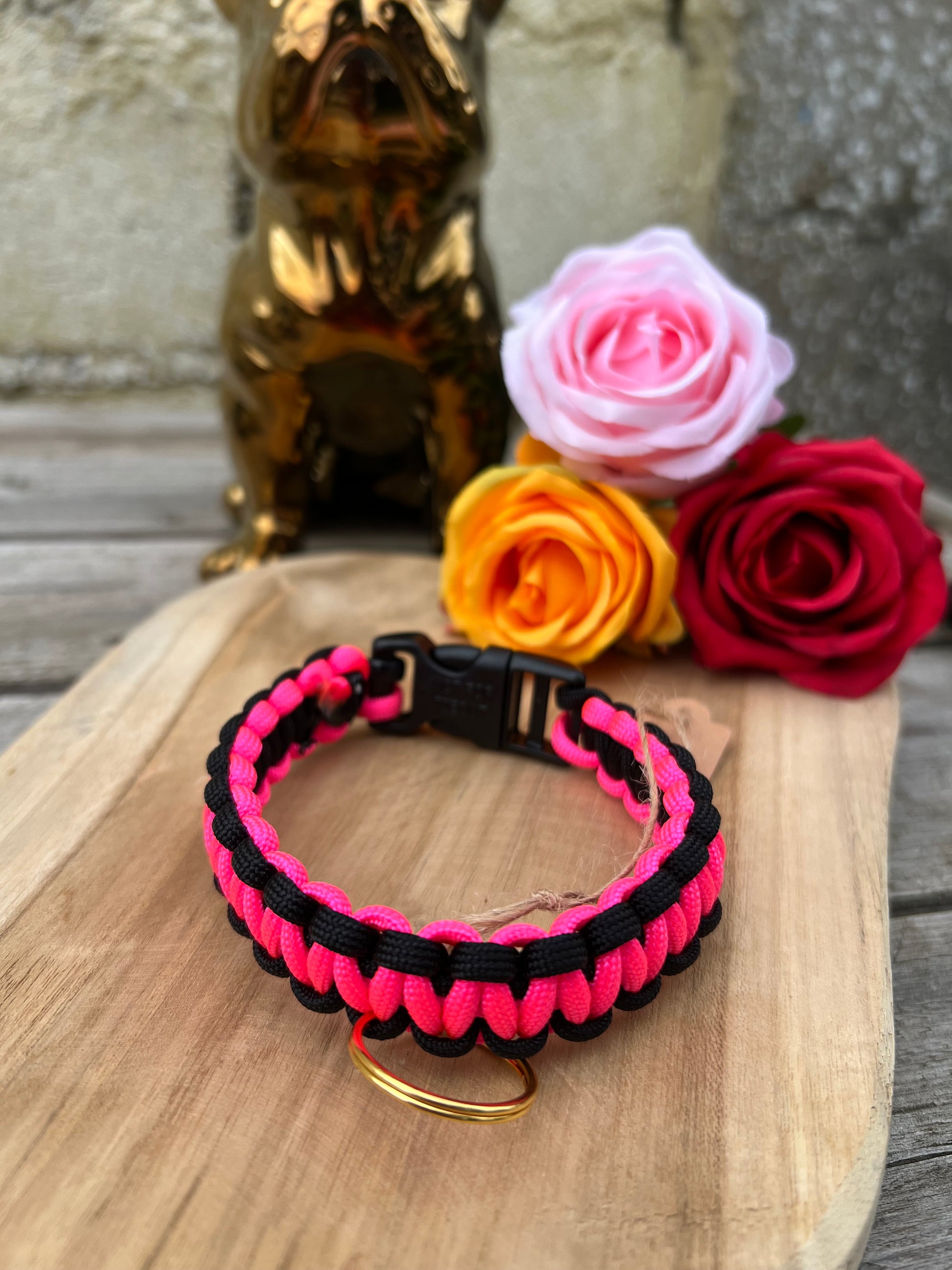 ollier sur mesure en paracorde modèle COBRA noir et rose fluo pour petit chien et chat