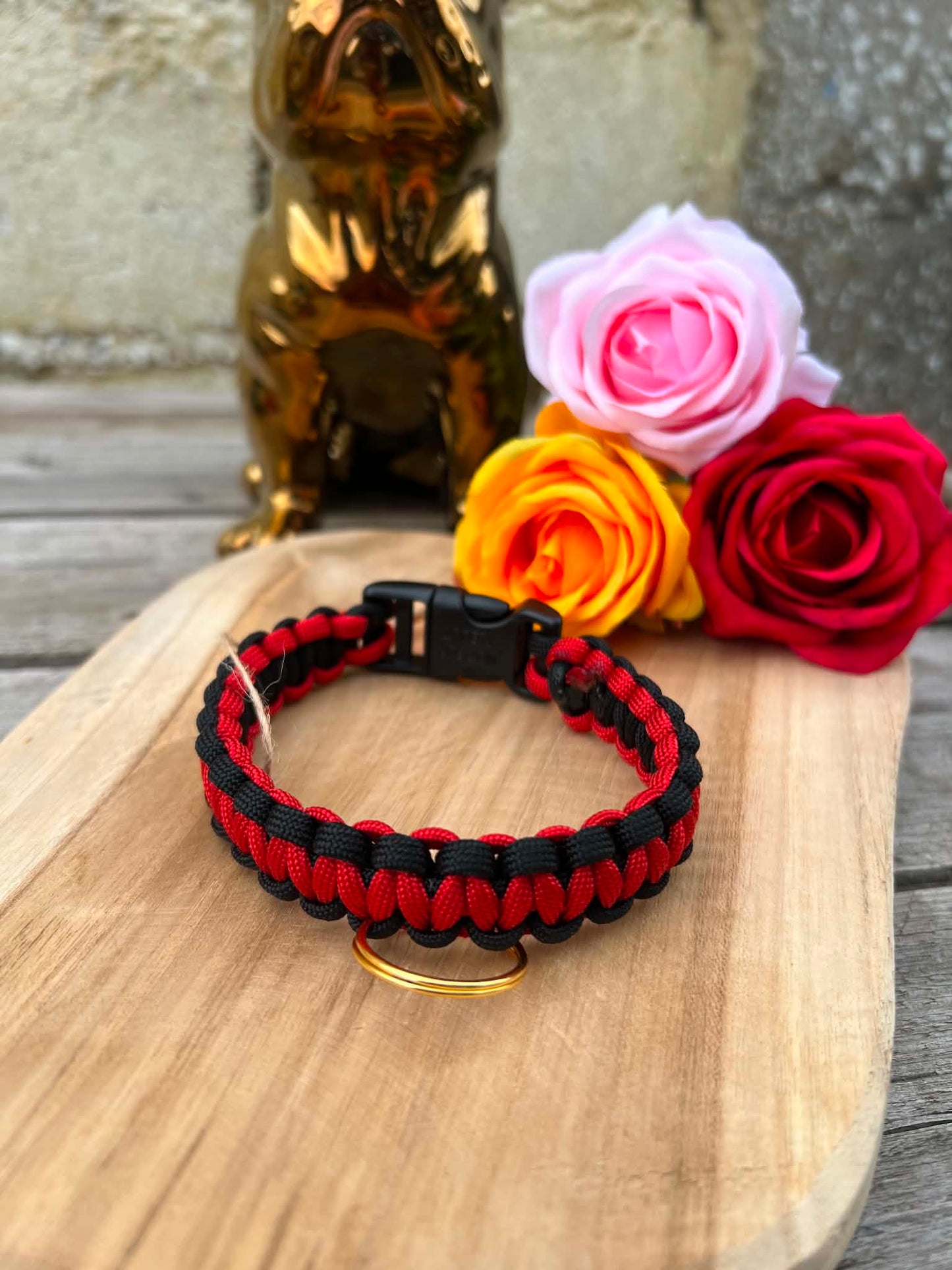 Collier fait main en paracorde modèle COBRA rouge et noir pour chat et petit chien