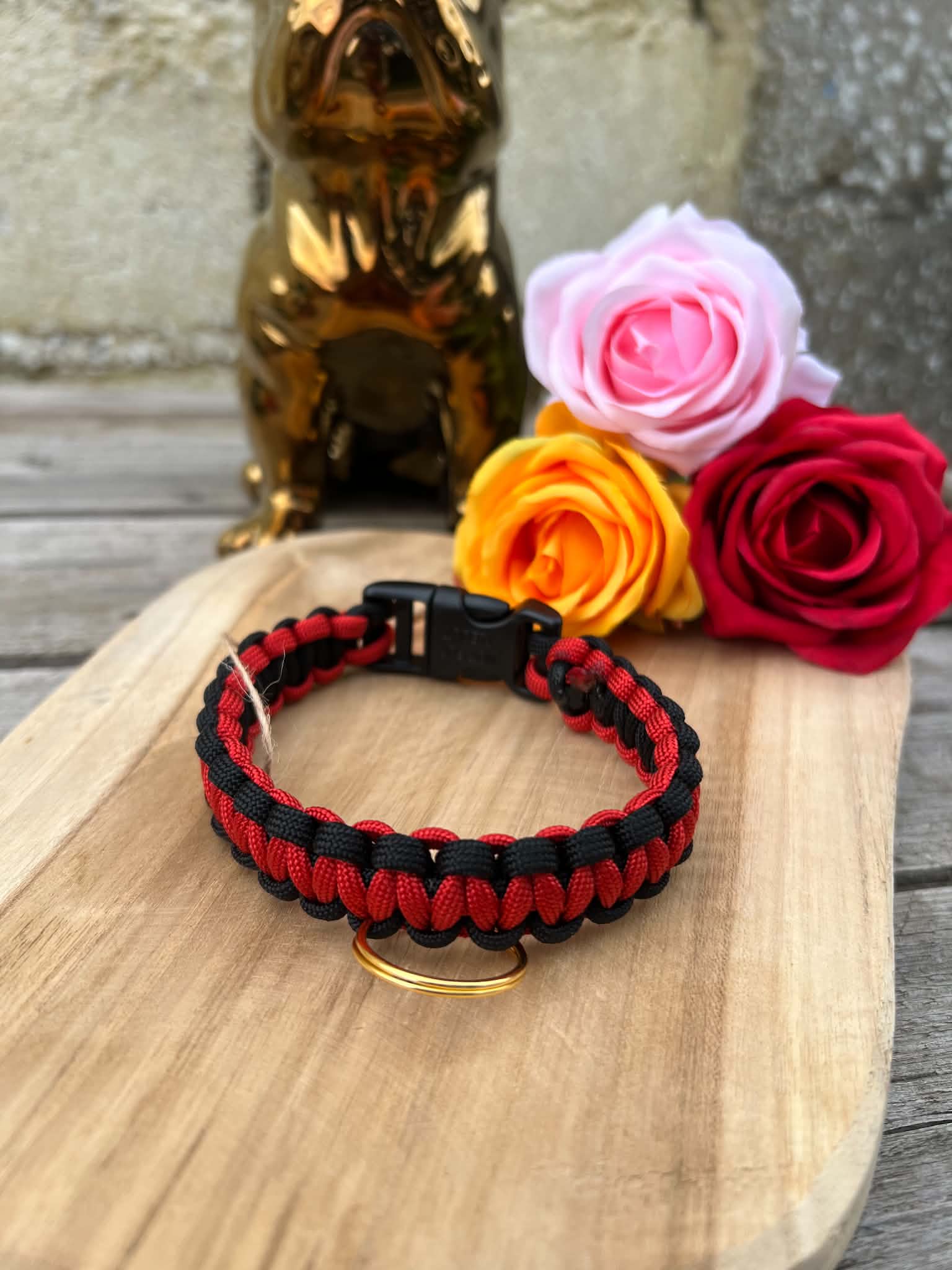 Collier fait main en paracorde modèle COBRA rouge et noir pour chat et petit chien