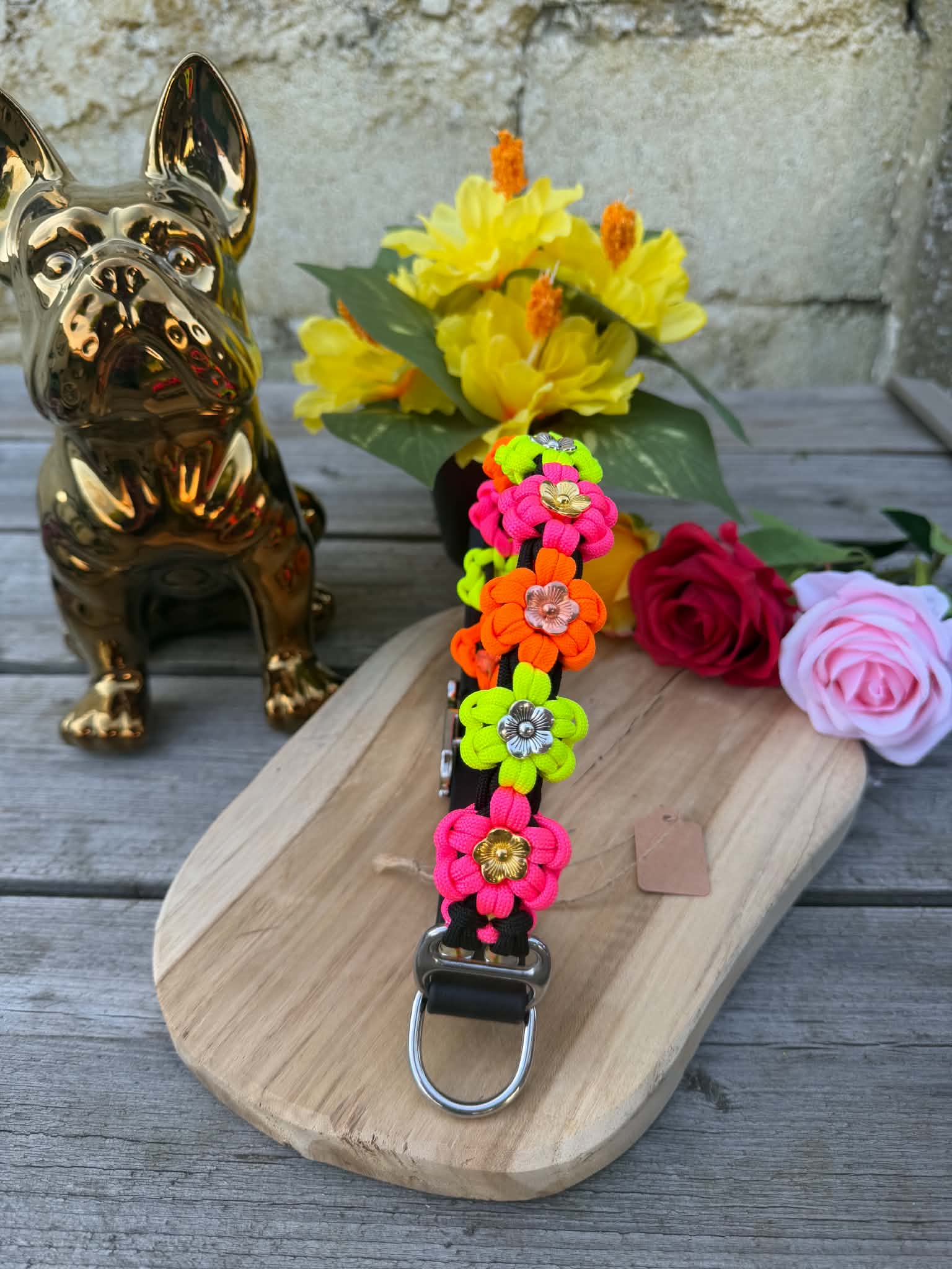 Collier sur mesure en paracorde modèle FLORAL rose, orange et jaune fluo
