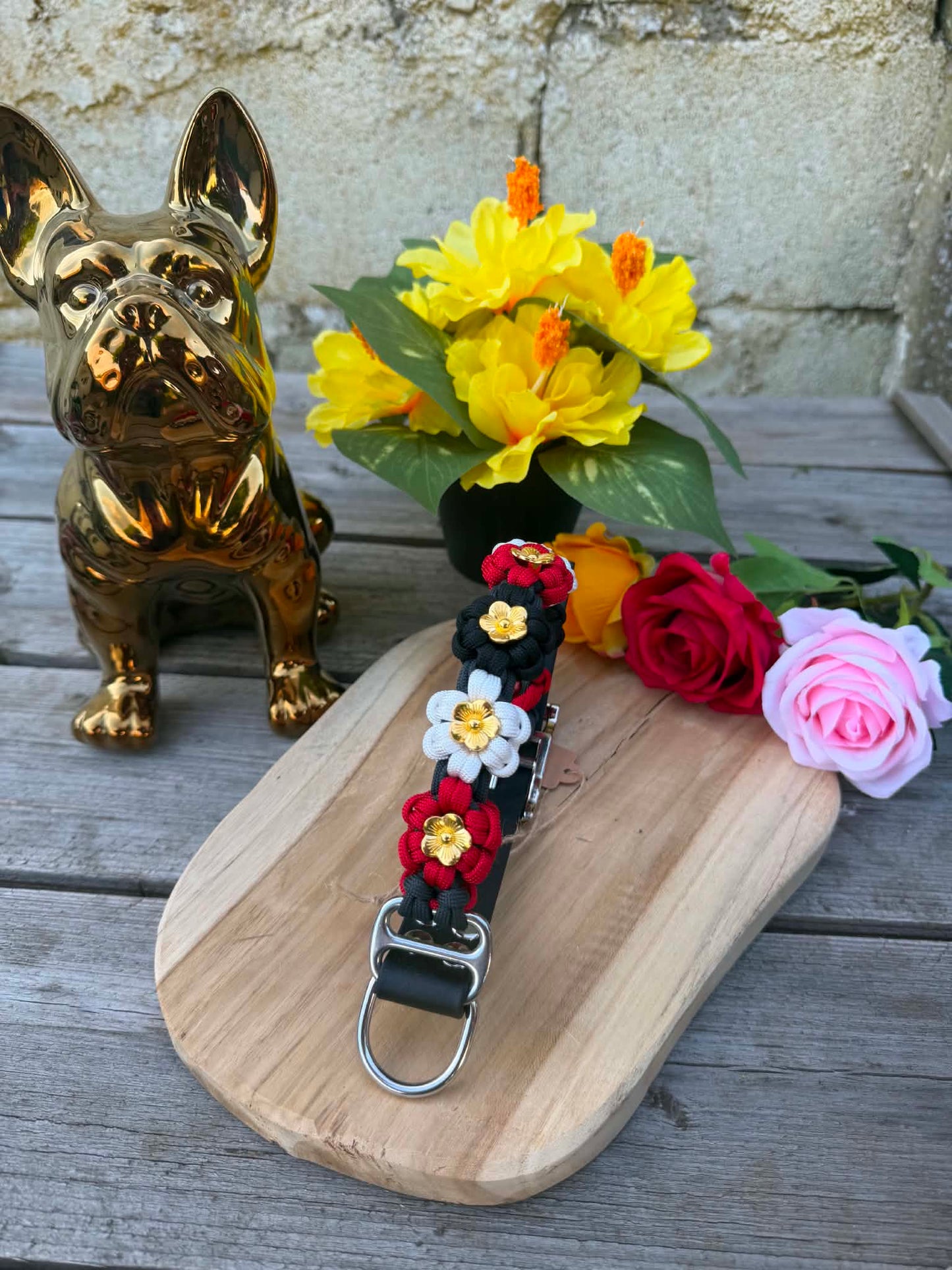 Collier en paracorde tressée modèle FLORAL rouge, blanc et noir