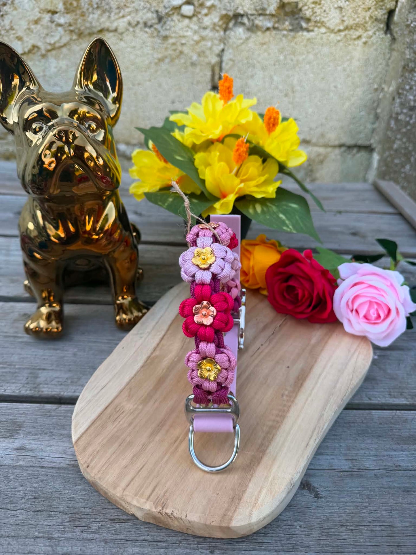 Collier pour chien en paracorde robuste modèle FLORAL rose fuchsia 