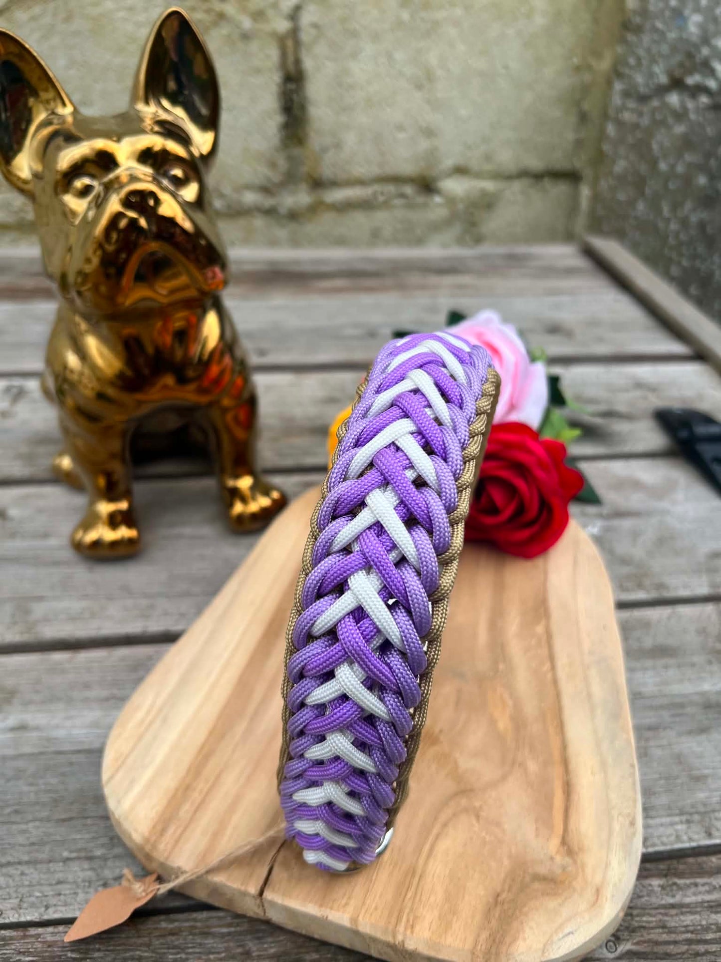 Collier résistant en paracorde modèle STRONG version Royale tressage violet, lilas, blanc et bordure dorée