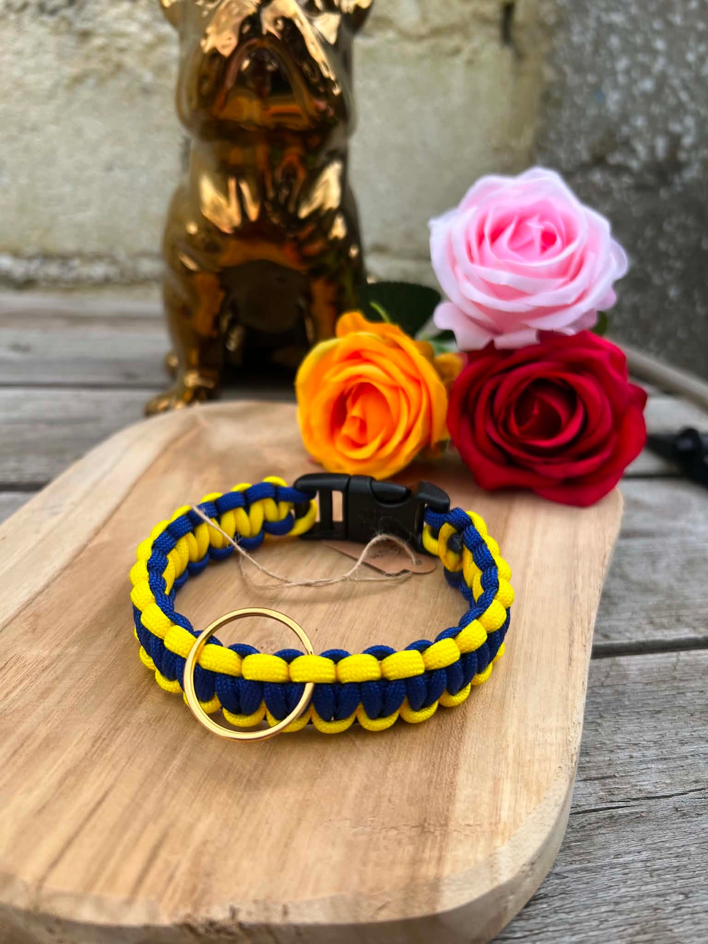 Détails du tressage bicolore fait main du collier en paracorde COBRA jaune et bleu