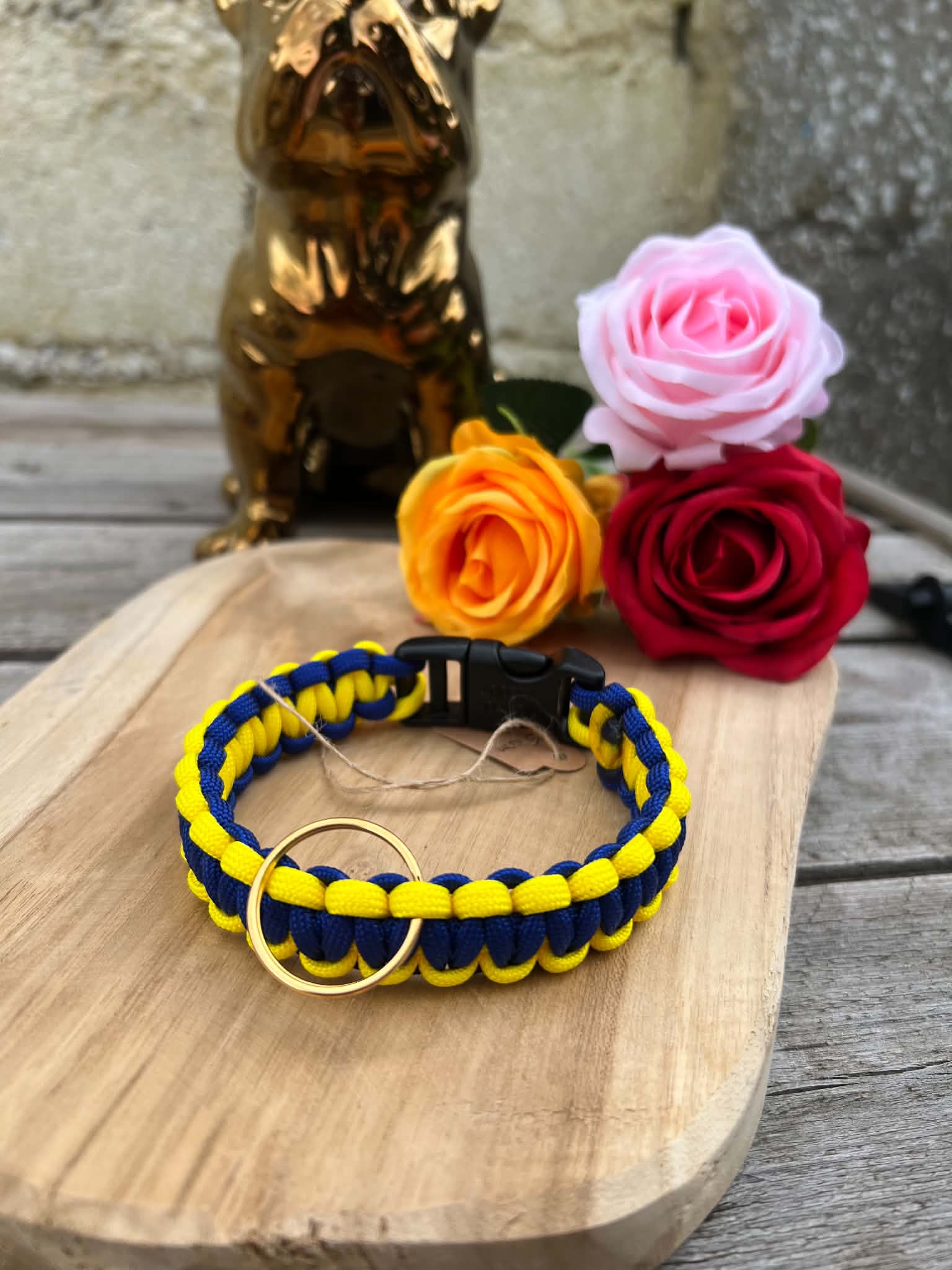 Détails du tressage bicolore fait main du collier en paracorde COBRA jaune et bleu