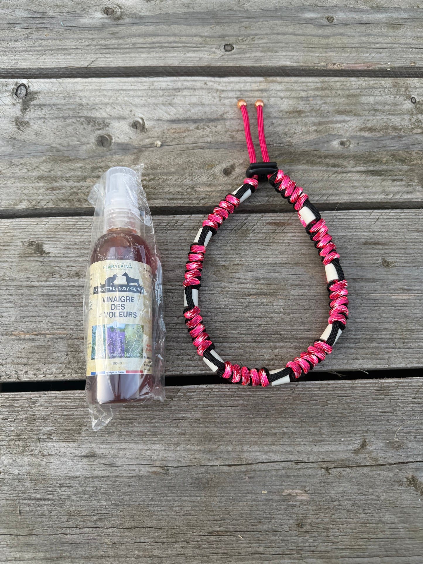 Collier de protection anti-parasitaire naturel pour chien en paracorde noir et rose