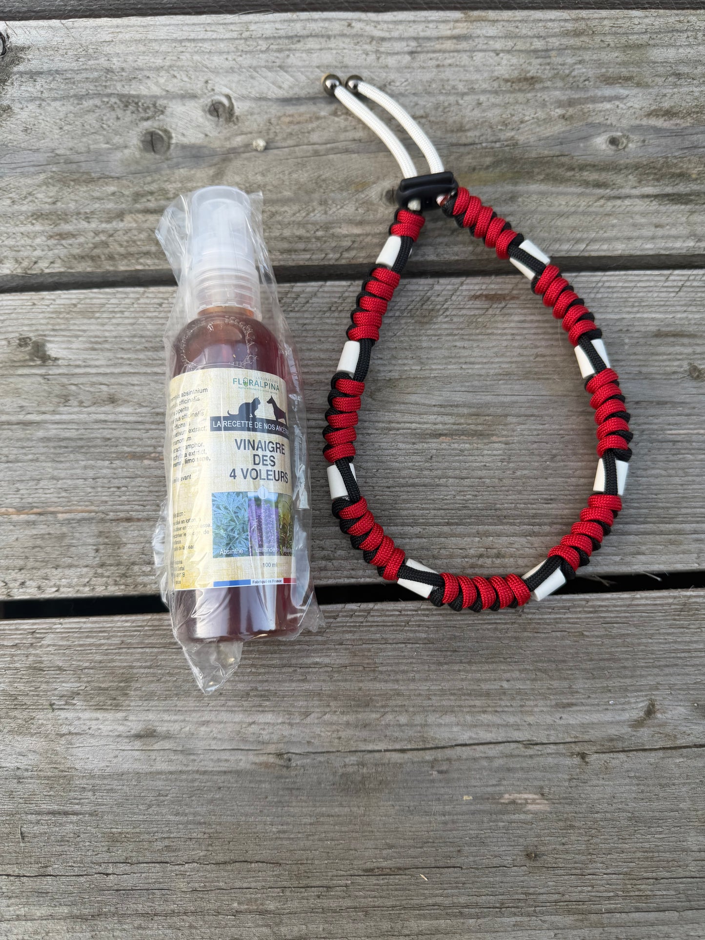 Collier anti-parasitaire en paracorde noir et rouge et son vinaigre répulsif pour chien
