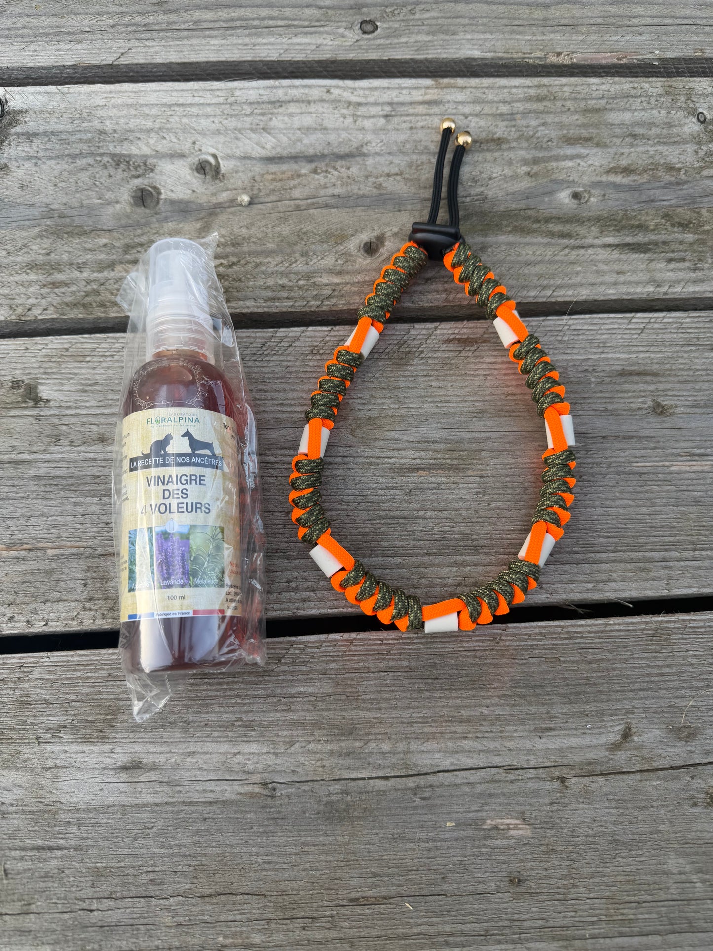 Collier de protection anti-tiques couleur orange fluo et camouflage pour chien actif