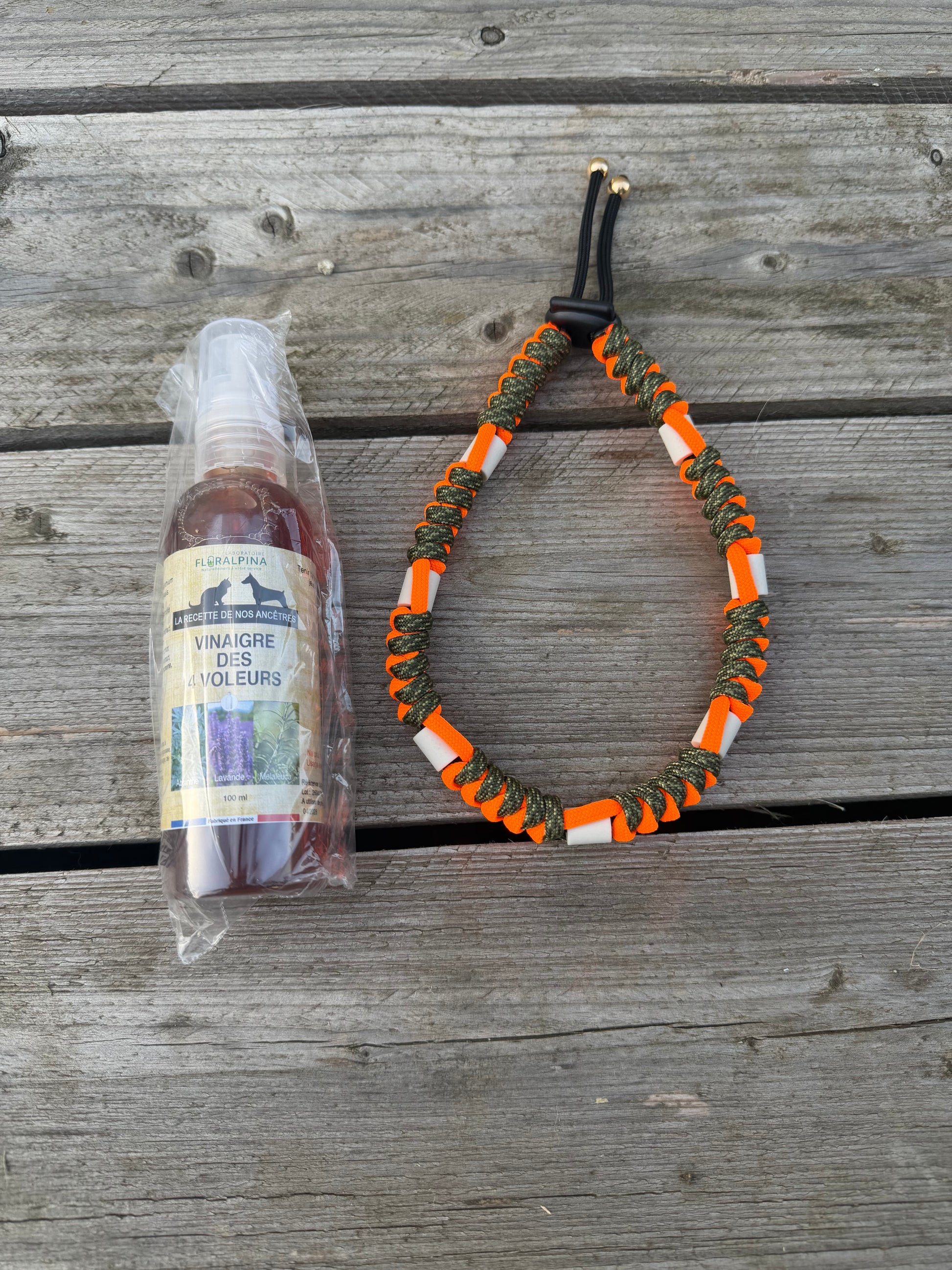 Collier de protection anti-tiques couleur orange fluo et camouflage pour chien actif