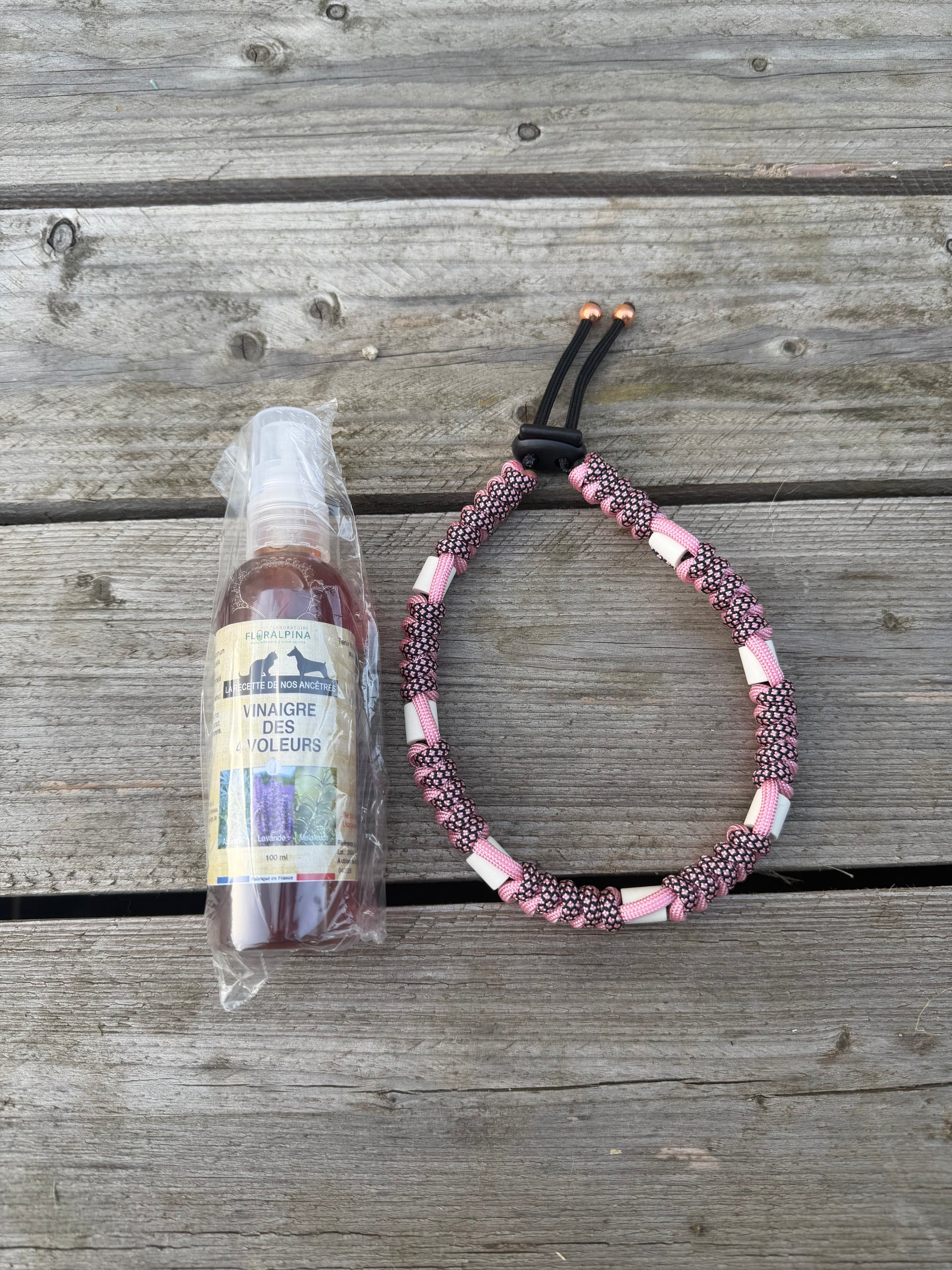 Collier répulsif tiques et puces pour chien tressé main en rose pastel