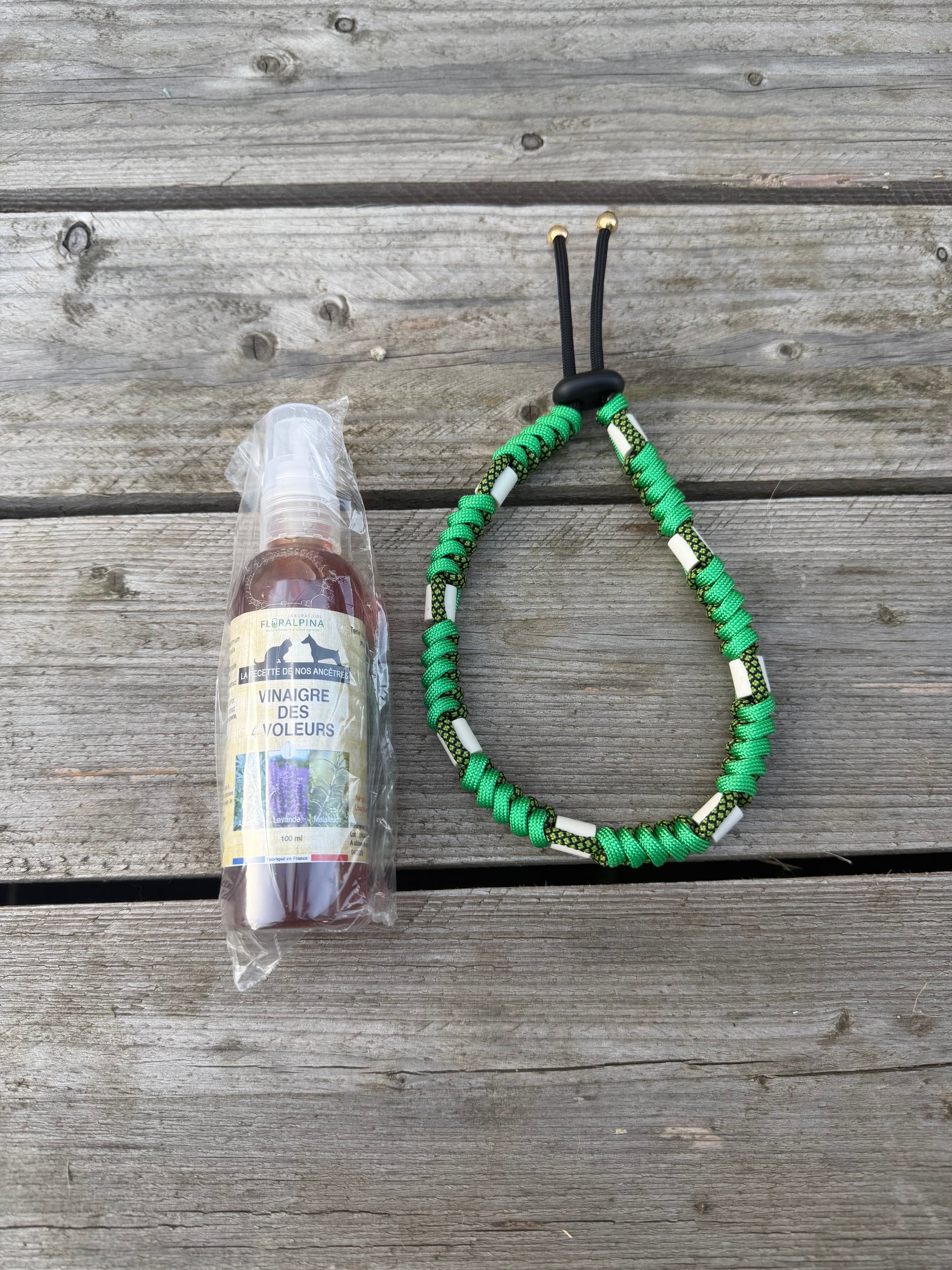 Collier protecteur anti-parasites vert pour les balades en forêt